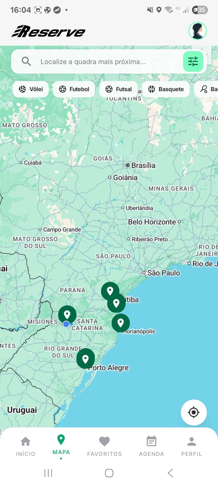 Tela de mapa da Reserve com marcadores de quadras disponíveis por região.