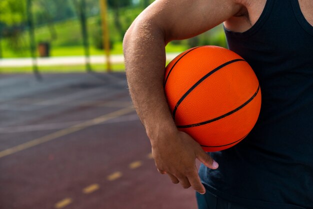 Jogador com bola em quadra esportiva reservando horário pelo app Reserve.